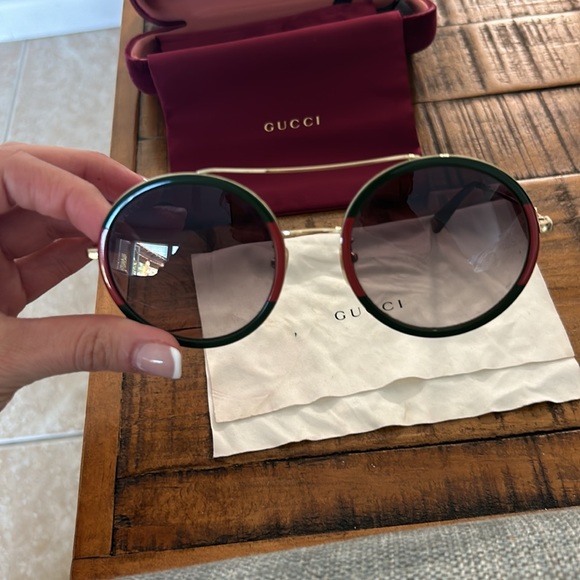 Selling my Gucci sunglasses still in good condition - Picture 4 of 14